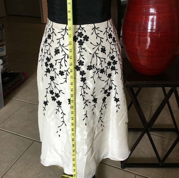 WHITE HOUSE BLACK MARKET STRAPLESS DRESS - Picture 5 of 7